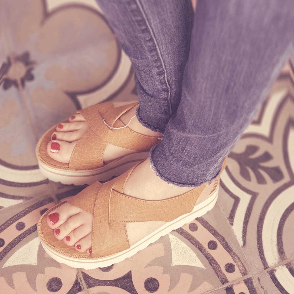 Sandalias de dama, cuero gravado reptil color suela.