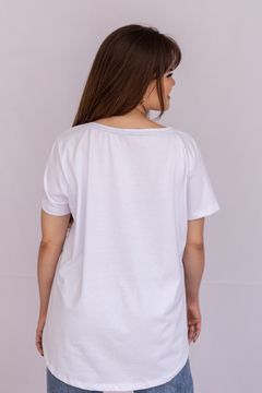 T-SHIRT GOLA REDONDA EM MALHA DE ALGODÃO BRANCA na internet
