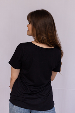 T-SHIRT GOLA REDONDA EM MALHA DE VISCOSE E ELASTANO COR - PRETO na internet