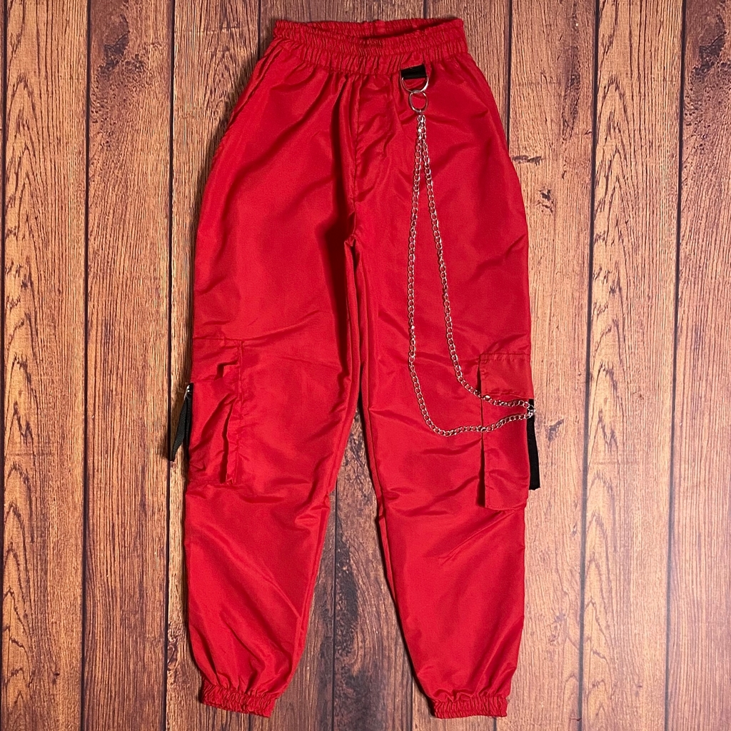 Pantalón estilo cargo, con goma en la cintura y cordón. Color negro
