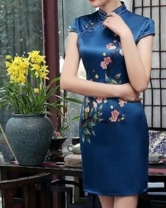 Vestido curto oriental azul com flor de cerejeira