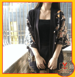 Kimono Curto De Cetim Fino Preto Estampa De Peixe Com Flor - comprar online