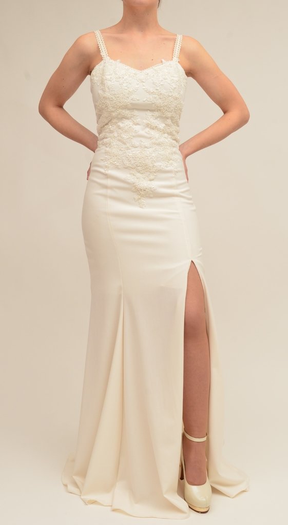 Vestido corte sirena con tajo y bordado