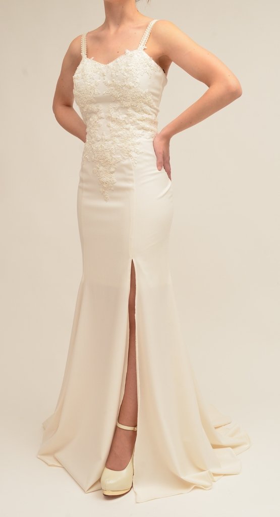 Vestido corte sirena con tajo y bordado