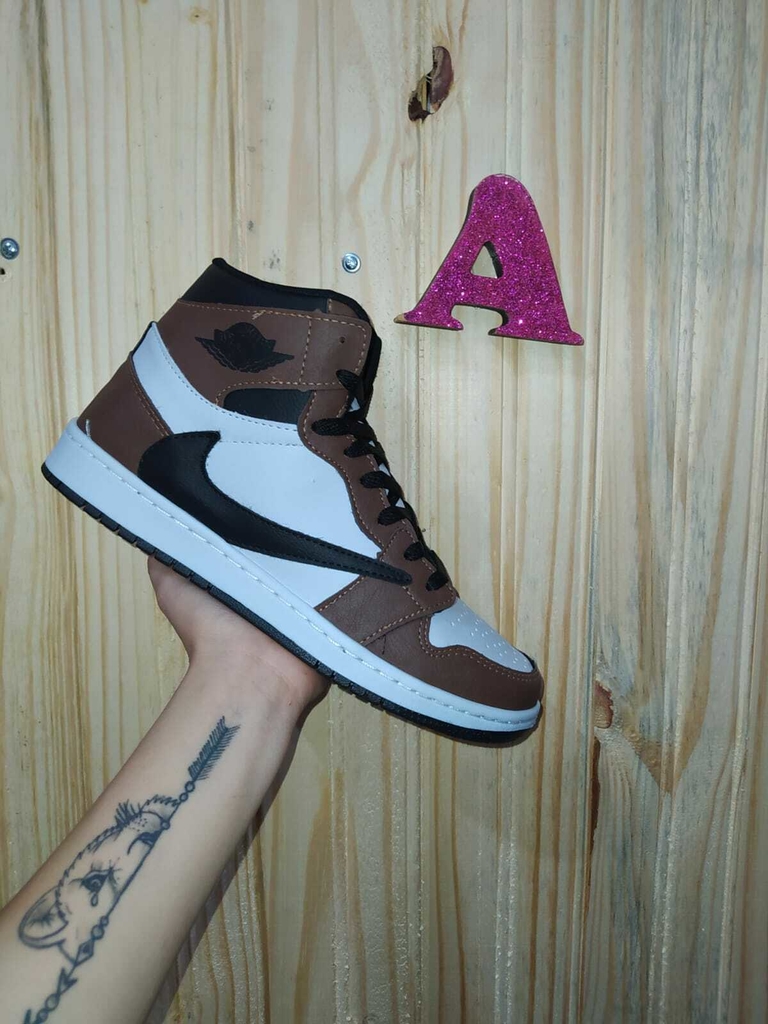 jordan Retro 1 mid travis scott importada triple A