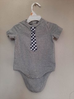 Body gris con corbata aplicada - babyGap - Talle 3-6 Meses