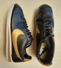 Zapatillas negras y doradas - Nike