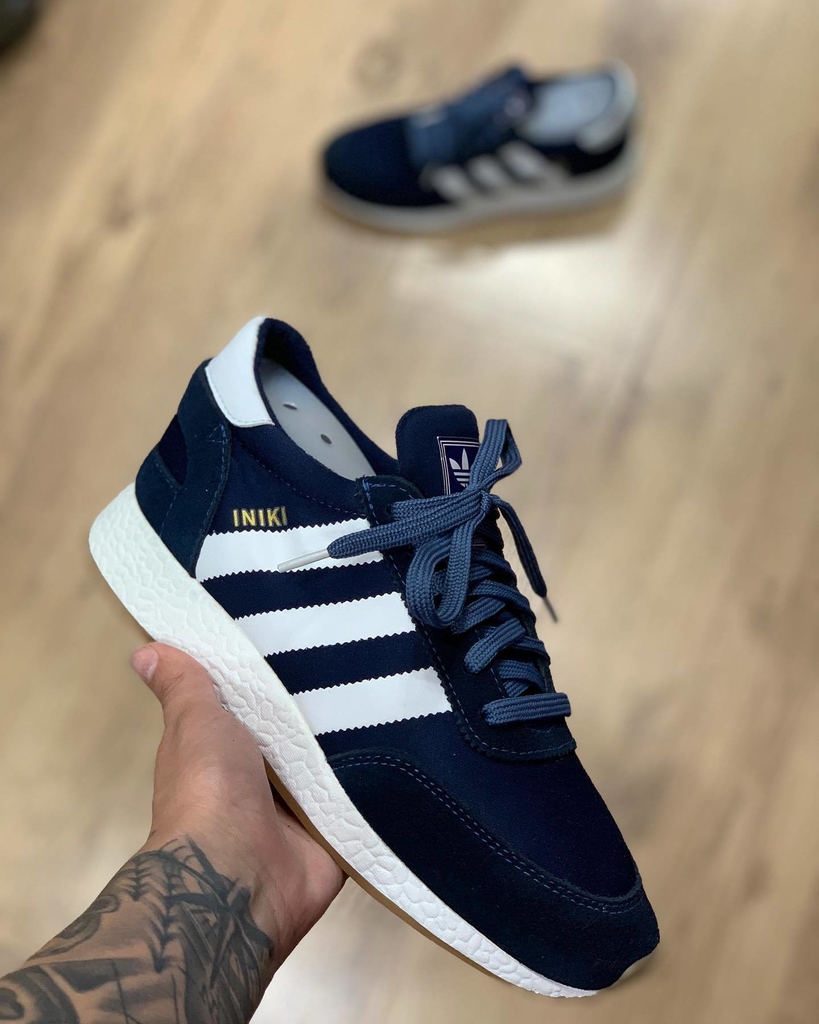 Adidas Iniki с джинсами