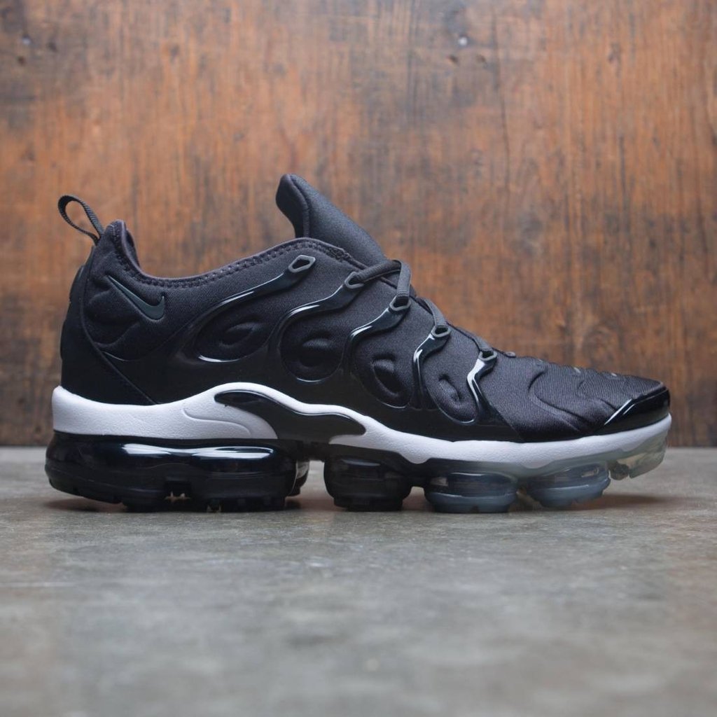vapor max plus preto e branco