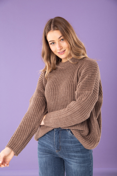 Sweater en hilo de lana con punto grueso que le da una caída ideal. Tiene terminación de puño y cuello redondo. En color almendra.