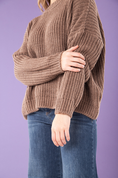 Sweater en hilo de lana con punto grueso que le da una caída ideal. Tiene terminación de puño y cuello redondo. En color almendra.