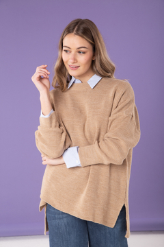 Sweater amplio con cuello a la base y mangas caídas. En hilo de lana viscosa color camel.