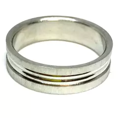 Anillo de acero esmerilado y centro en bajo relieve de 5 mm de ancho