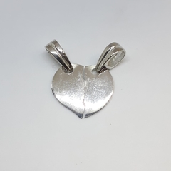 Medalla en forma de corazon de plata para partir en dos 2,5cm alto x 1,8cm ancho