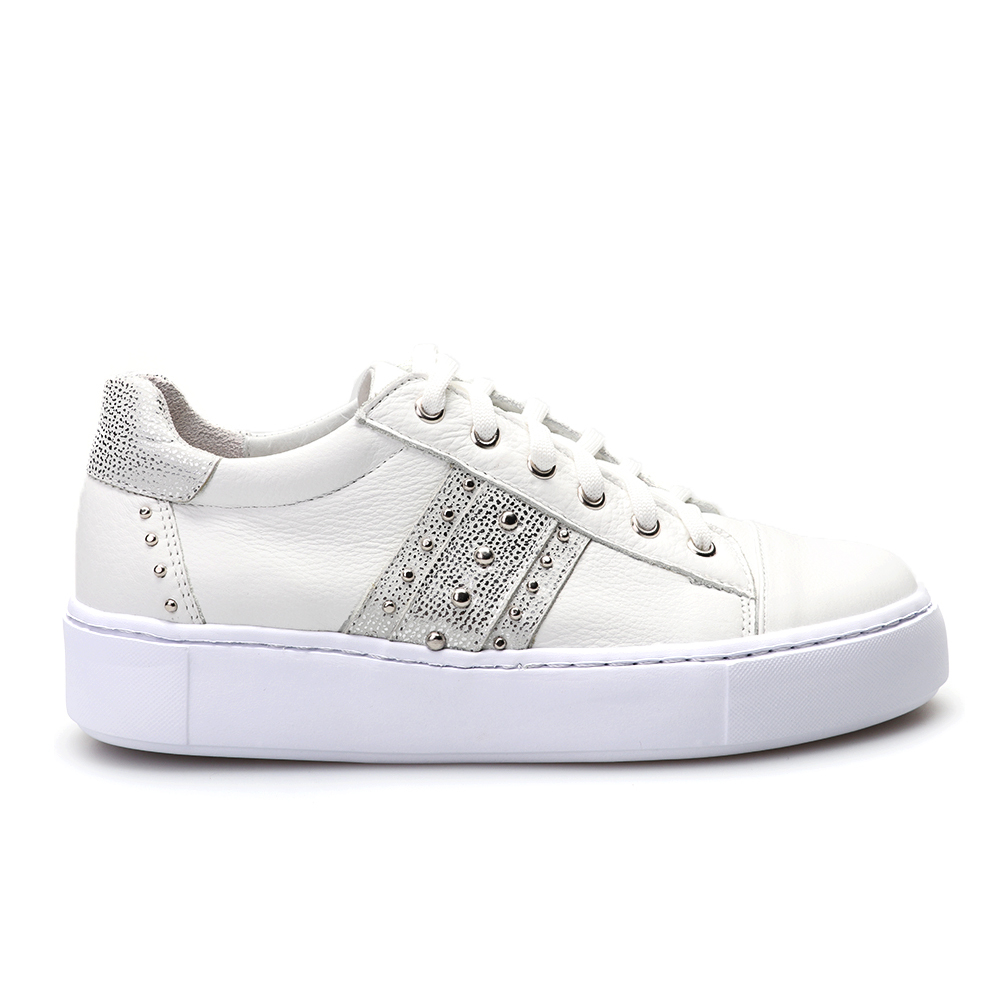 Zapatilla urbana tachas cuero blanco OGGI