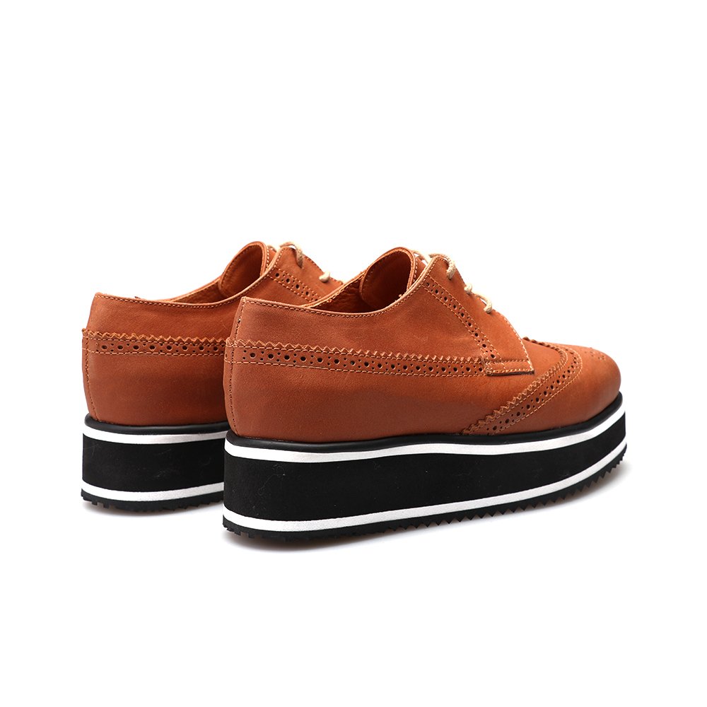 Zapato abotinado picado con plataforma color suela OGGI