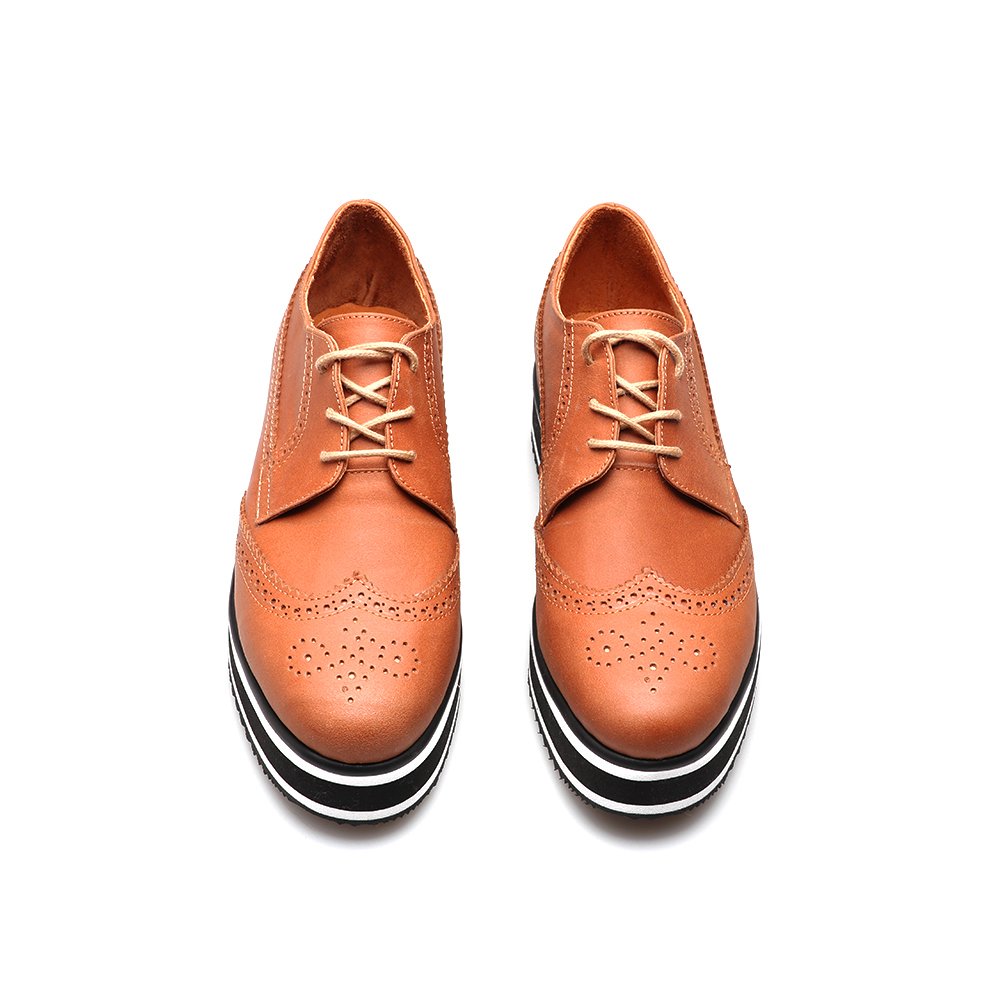 Zapato abotinado picado con plataforma color suela OGGI