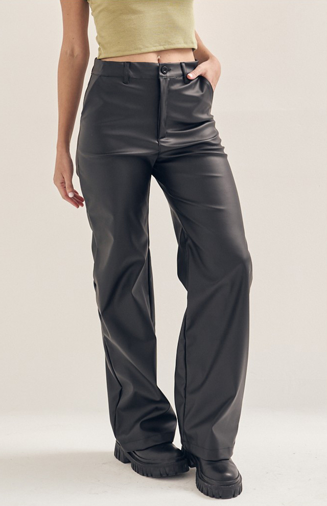 Pantalones de pernera ancha de cuero sintético negro - OUTFITBOOK