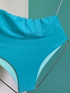 Calcinha Hot Pants Verde Água textura cobra - comprar online