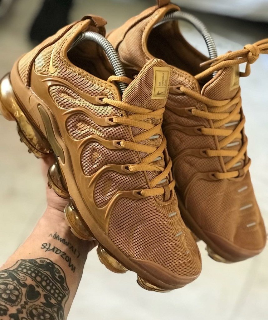 nike vapor max dourado