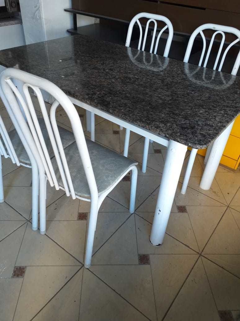 mesa de cozinha de marmore com 4 cadeiras seminova / usada