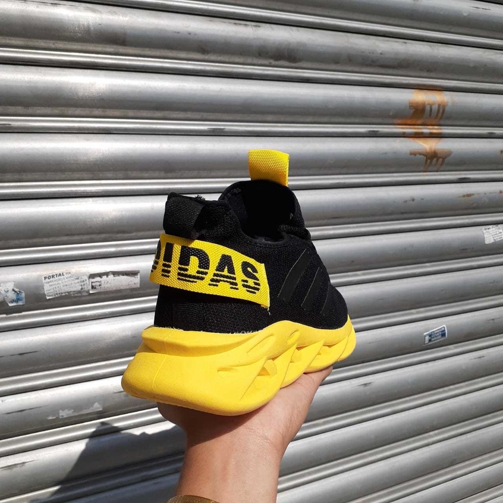 yeezy amarelo e preto