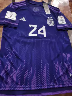 Camiseta adidas Argentina Suplente Violeta Enzo Fernandez 24 2022 2023 Parches Qatar - Roda Indumentaria
