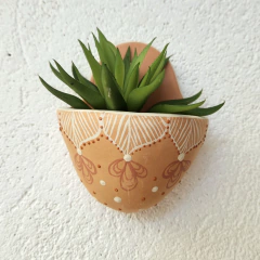 Vasinho Triangular de Parede Cerâmica Jequitinhonha Bege (P) - comprar online