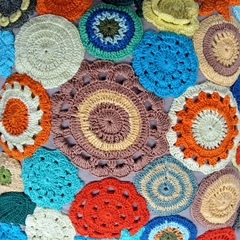 Almofada em Crochê Colorido - Bege - Imaterial Artesanato Brasileiro