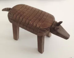 Banco Tatu esculpido em Madeira 40cm na internet
