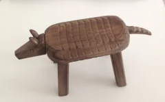 Banco Tatu esculpido em Madeira 40cm - comprar online