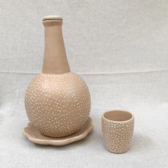 Moringa de Cerâmica com copo e prato Vale do Jequitinhonha - Bege Bolinhas na internet