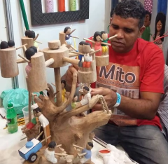 Boneco esculpido em madeira na internet
