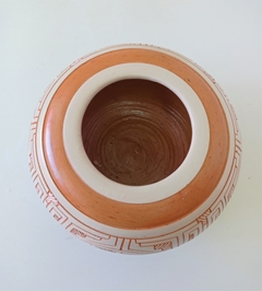 Vaso decorativo em cerâmica marajoara Branco - Bola na internet