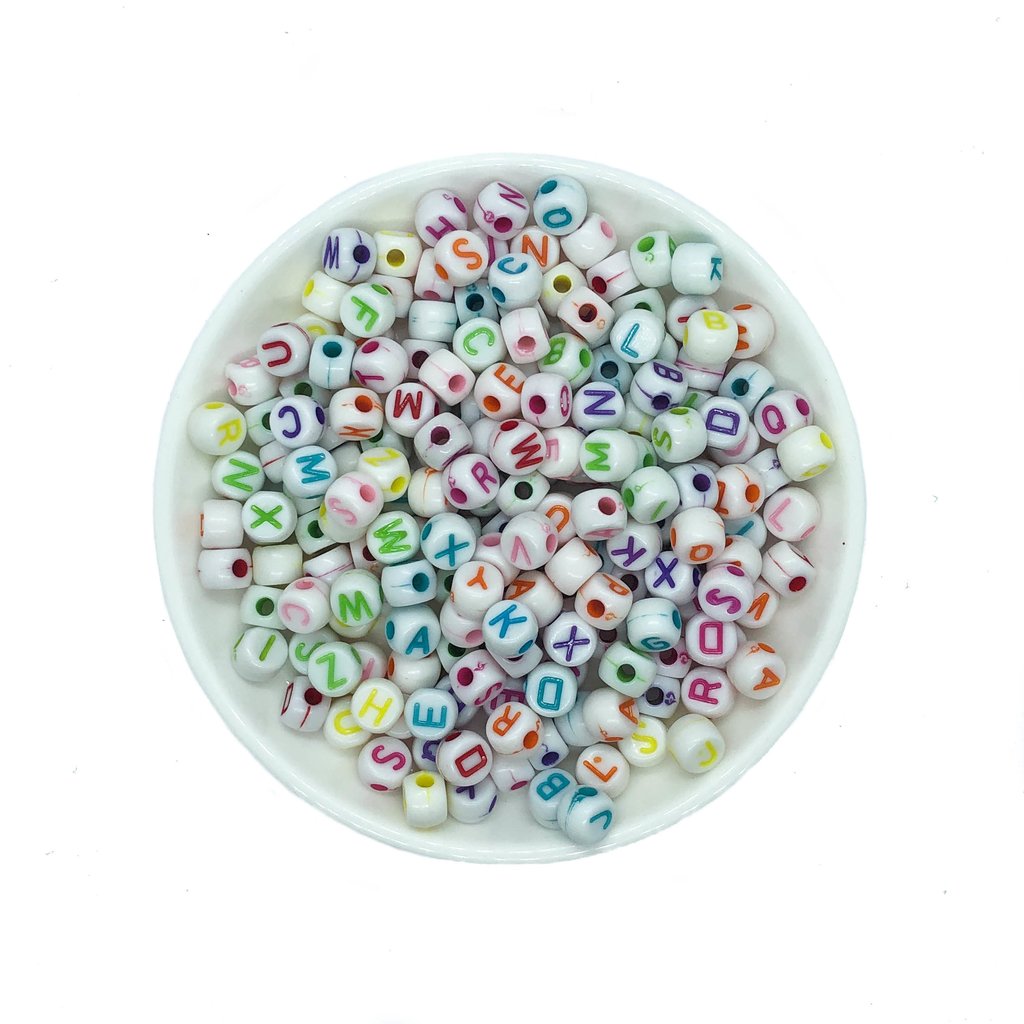 Miçanga Letrinhas Coloridas Fundo Branco Arredondada - ApliqueMe
