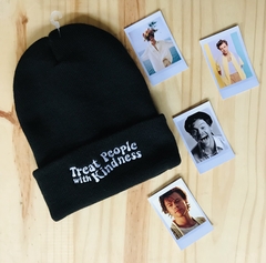 BEANIE BORDADO TREAT PEOPLE WITH 
