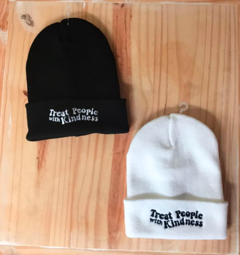 BEANIE BORDADO TREAT PEOPLE WITH 