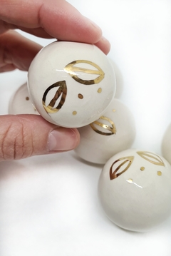 Outlet Tiradores de cerámica bola beige con hojitas en oro - comprar online