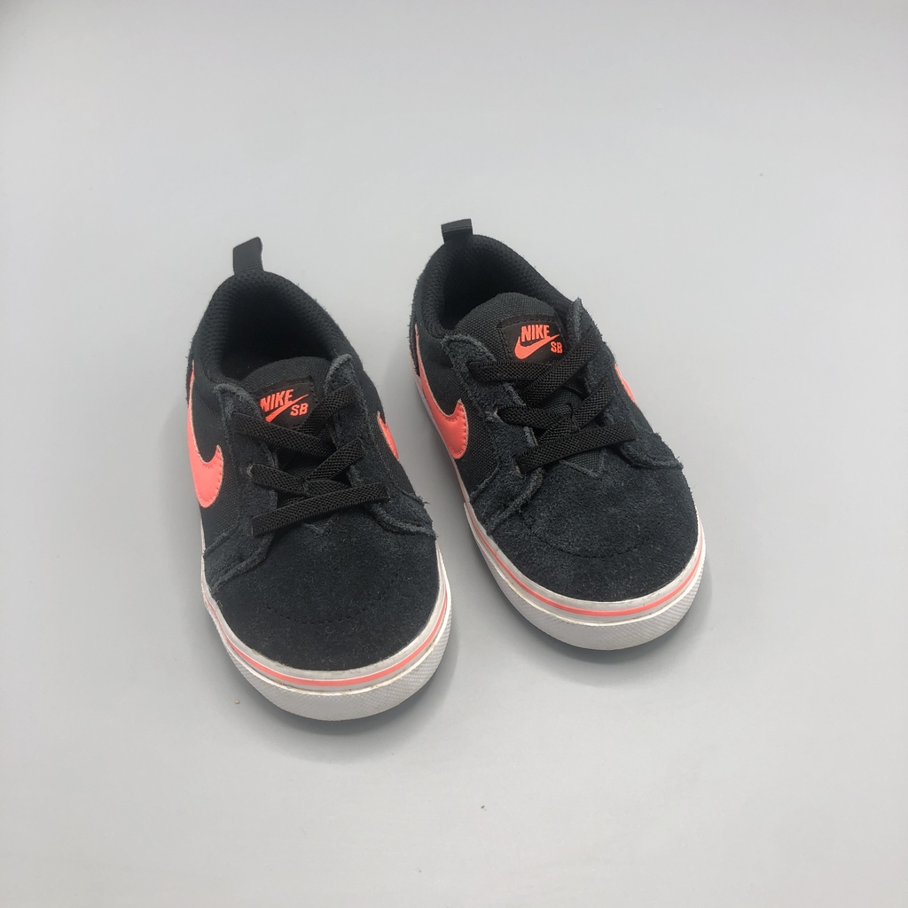 Segunda Selección- Zapatillas Nike Talle 22 EUR gamuza negra-flúo- suela  16cm y medio