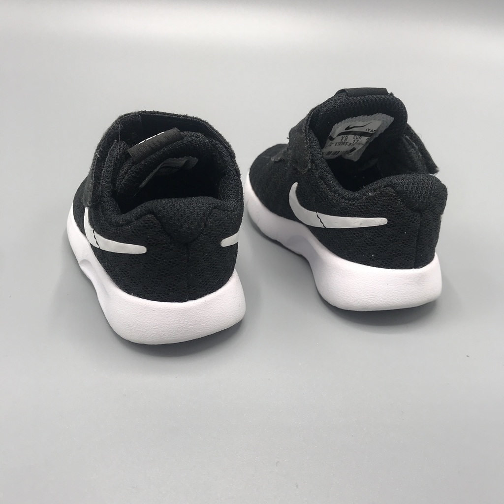 Segunda Selección - Zapatillas Nike Talle 17 EUR negras y blanco abrojo  (125 cm largo suela)