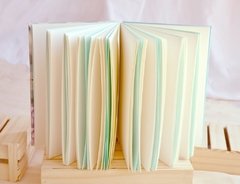 caderno artesanal Chimamanda papelaria artesanal, caderno costurado a mão com arte autoral