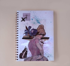 Caderno escolar universitário coleção transcender é uma coleção que homenageia 3 mulheres trans da história que existiu e resistiu, são elas Miss Major, Lili Elbe e Xica Manicongo