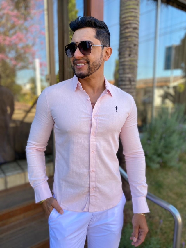 camisa rosa e bermuda branca