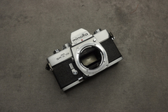 Minolta SRT 101 con optica Rokkor 50mm f 1,7 en internet