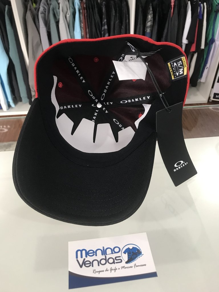 Boné Oakley Tincan Preto e Vermelho Novo