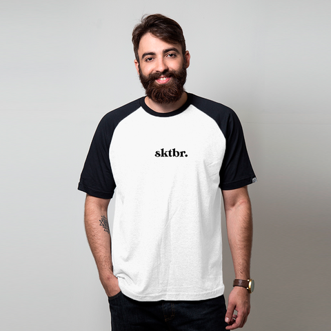 camiseta raglan branca e preta